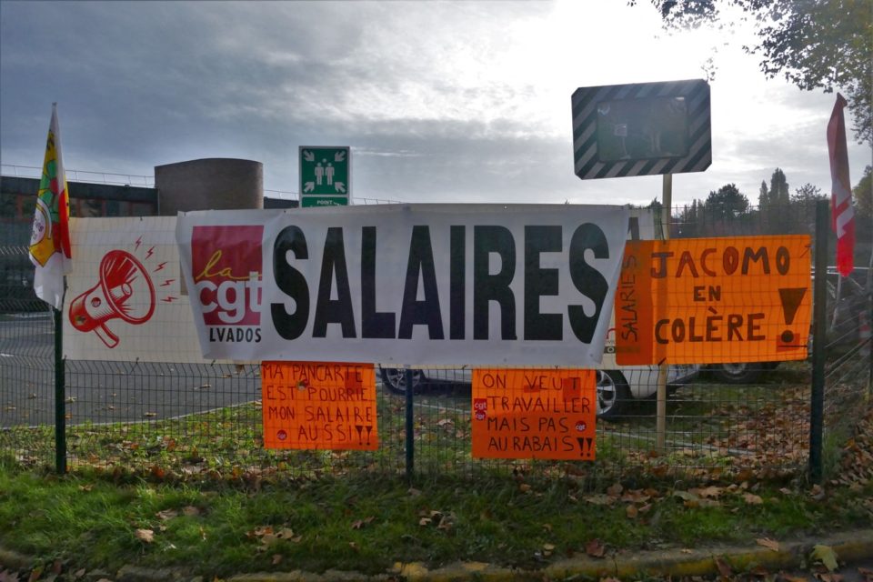Le message est clair et écrit sur les multiples pancartes installées sur la route et à l'entrée de l'usine : ces salariés demandent une revalorisation de leurs salaires. 