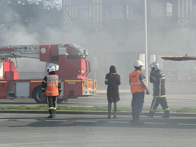 photo de la fumée se dégageait toujours de l’hôtel vers 15 h 30. © ouest-france