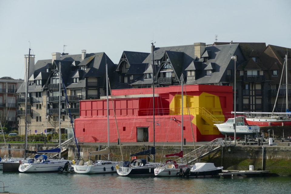 Pour Planches contact, Georges Rousse a investi l’ancien Yacht Club de Deauville.