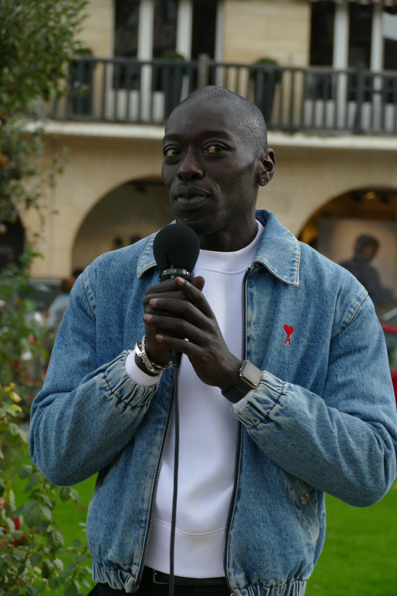 artiste sénégalais qui travaille également à la publication d'un livre sur Deauville. 