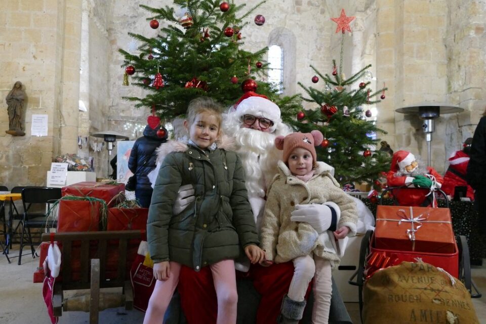 Le Père Noël attend les enfants à l’église Saint-Pierre, à Touques (Calvados).