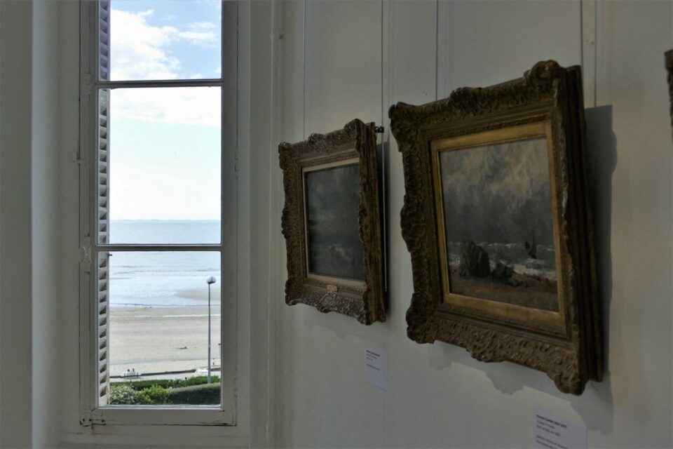 Un jeu s'opère entre les œuvres de Courbet et la vue visible des fenêtres de la Villa Montebello.