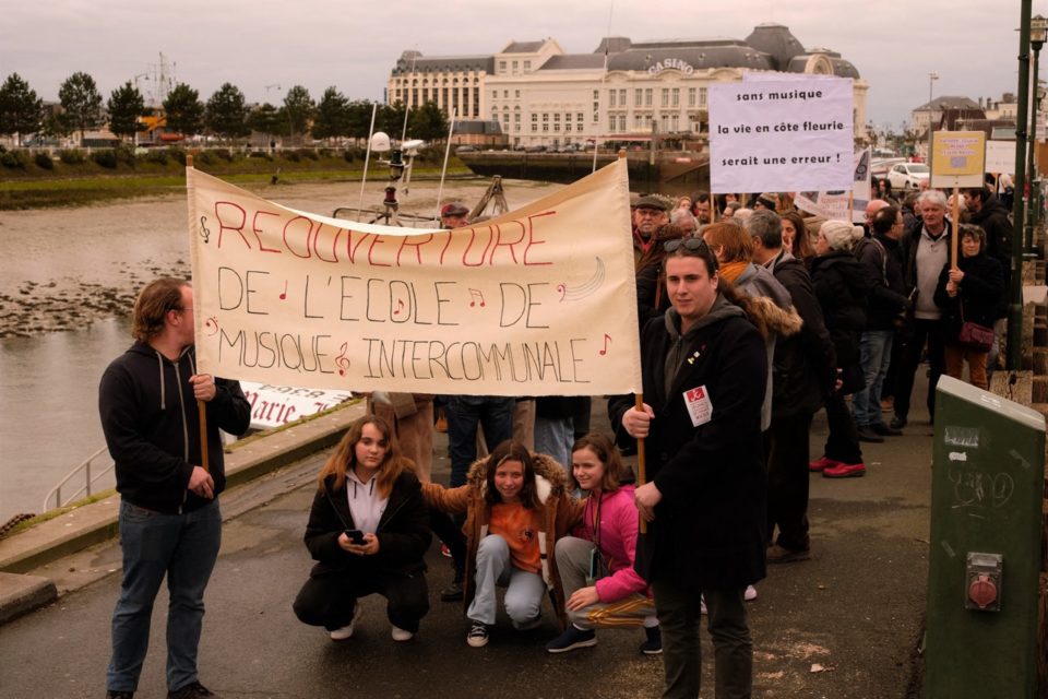 Près de 100 manifestants sont partis de Trouville-sur-Mer pour rejoindre Deauville.