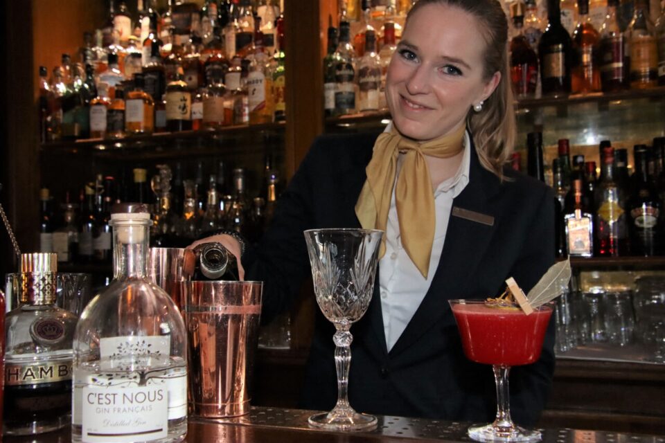 Joséphine Rempnoulx du Vignaud, assistante du chef barman au Normandy à Deauville.