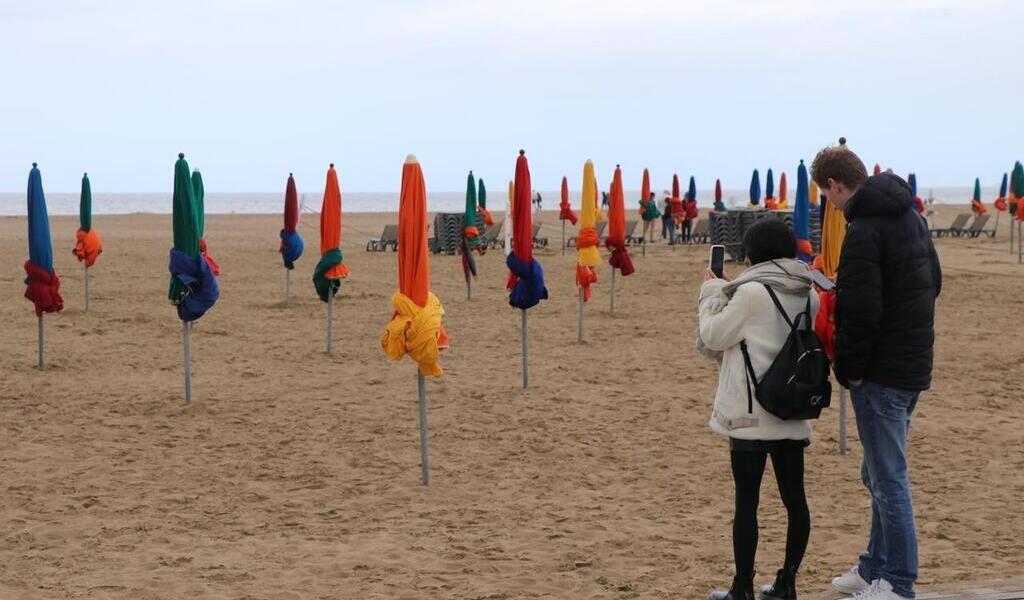 au retour des beaux jours la plage de deauville retrouve ses parasols aux couleurs chatoyantes