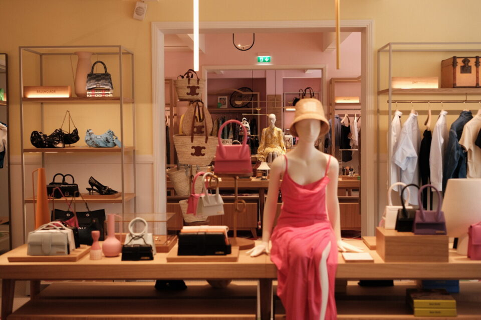 Au rez-de-chaussée, les clients peuvent déambuler dans les pièces en enfilade.