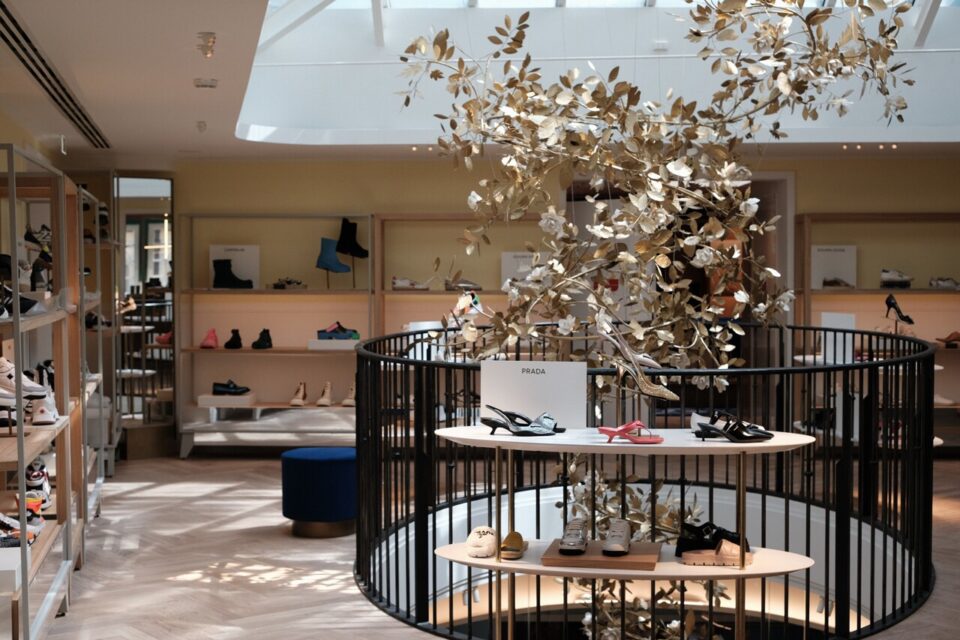 Un puit de lumière a été créé au milieu du magasin.