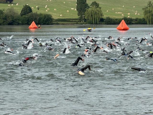 photo une fois n’est pas coutume, la natation pour le triathlon de deauville s’est faite au lac de pont-l’évêque, samedi 17 juin 2023. © ouest-france