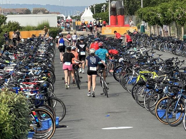 photo impressionnant parc à vélos, pour le triathlon de deauville. © ouest-france