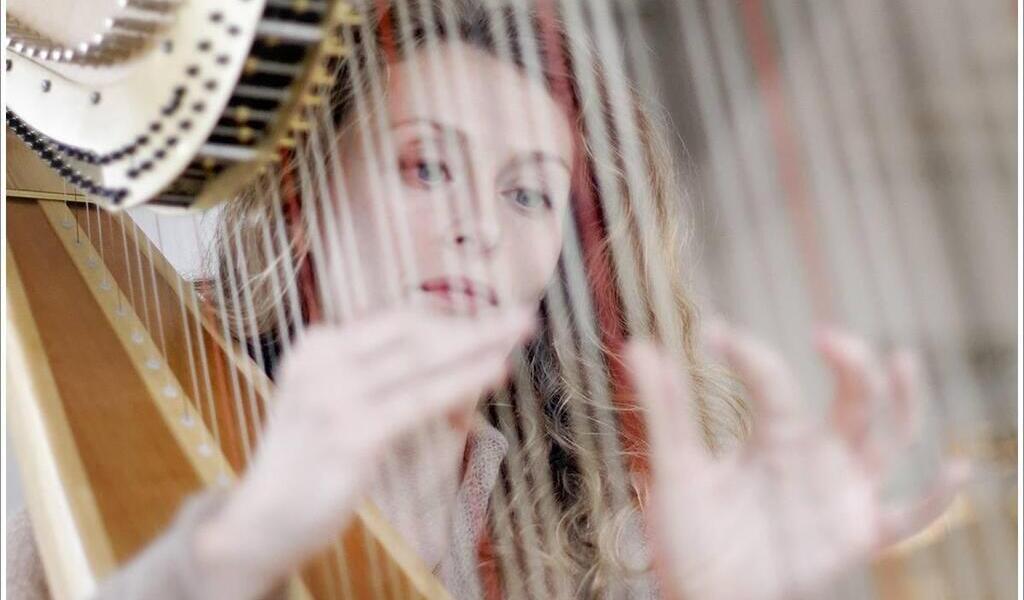 L’église Saint Laurent de Deauville accueille une chanteuse harpiste et son contrebassiste