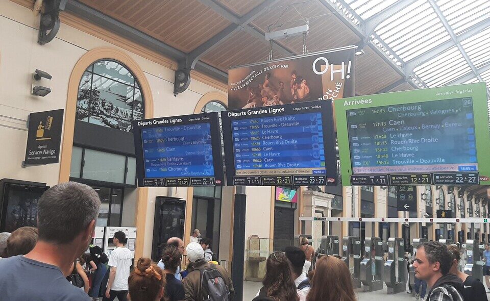 Les trains ont été retardés vendredi 14 juillet 2023 sur la ligne Paris-Cherbourg en raison d'un défaut d'alimentation électrique.