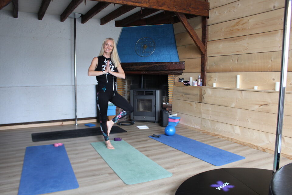 Près de Deauville : Julie Solal ouvre son studio intimiste de pole dance, yoga et pilates
