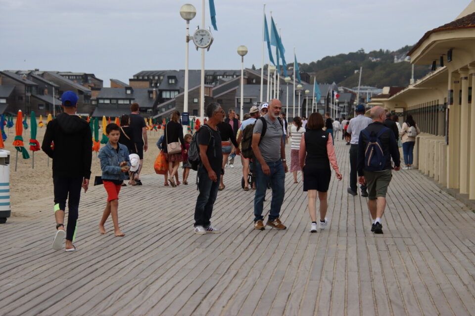 L'été qui se fait attendre sur les Planches de Deauville comme partout a des conséquences variées sur la Côte fleurie.