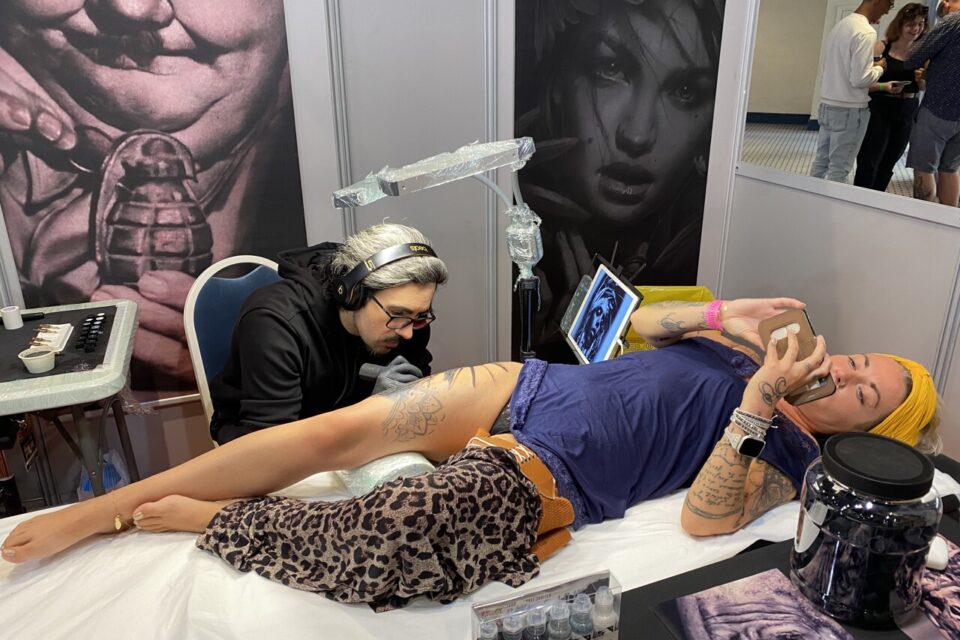 Patience et concentration pour ces artistes de l'aiguille encrée.