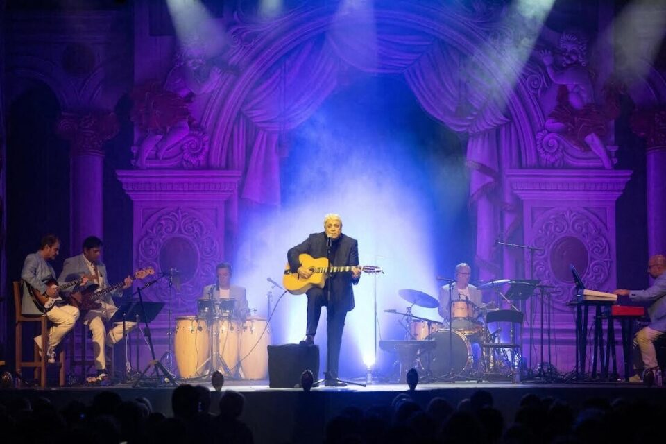 Enrico Macias avec se fidèle guitare sur scène