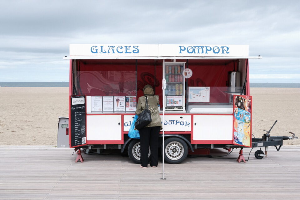 Avec son commerce ambulant, Christophe est installé sur les planches.