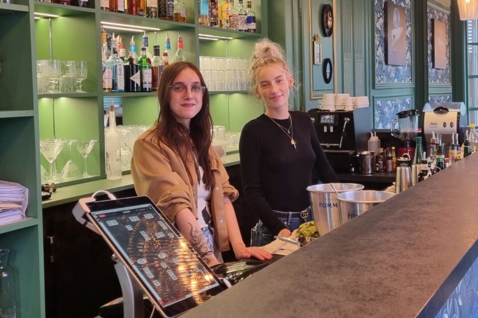 Virginie et Julie dans le nouveau décor du Brok café