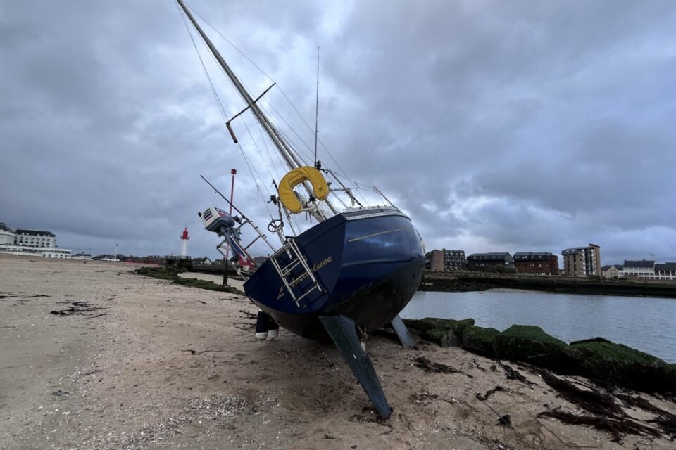 Le voilier s'est échoué sur l'enrochement entre le chenal et la plage.