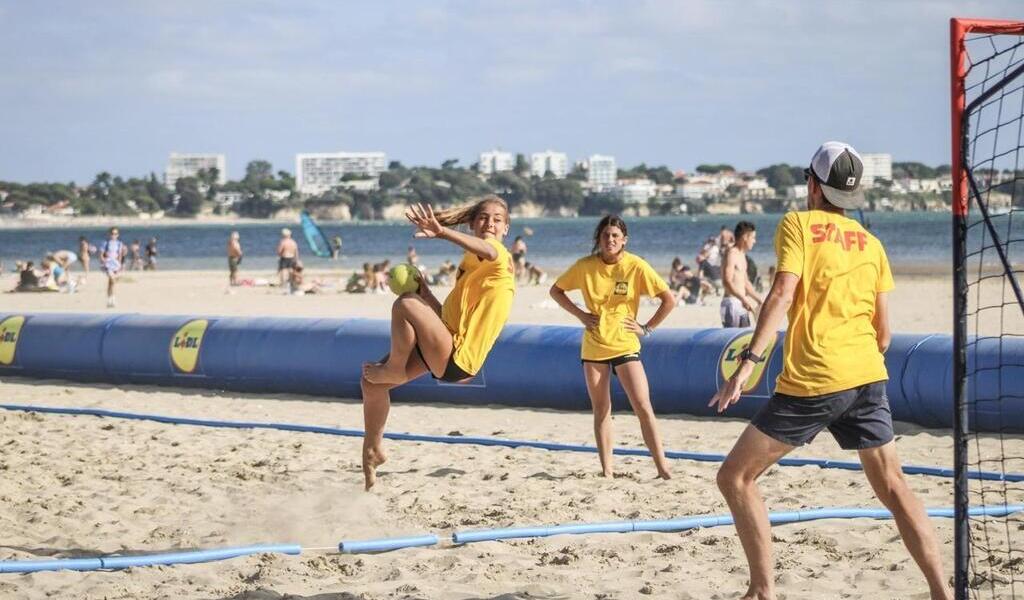 Le beach handball est à découvrir sur la plage de Deauville