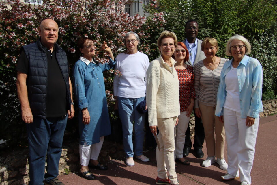 autout du père Jezan-Parfait Capko, l'équipe de bénévoles organisatrice des premières journées augustiniennes.