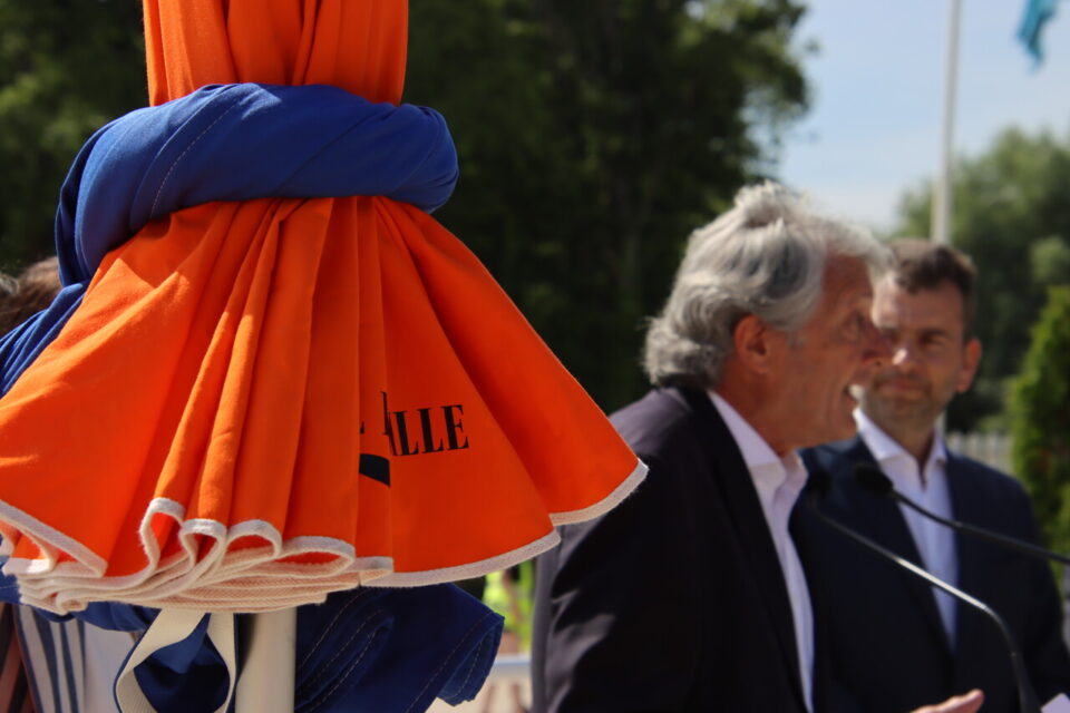 La jupe est nouée autour du parasol.