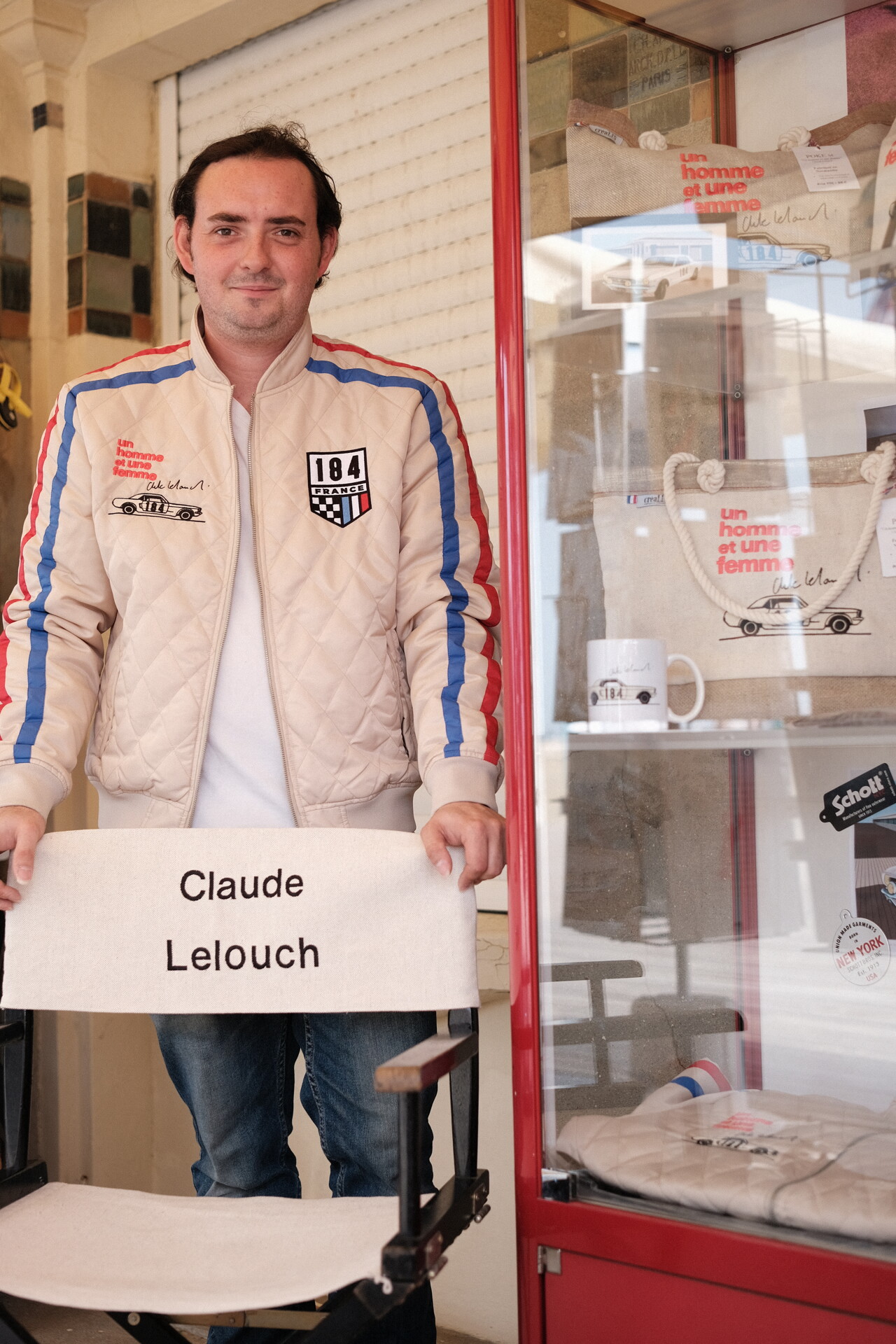 Clément Jobey devant la vitrine des produits dérivés.