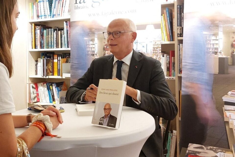 Édouard Philippe a dédicacé son nouveau livre au Havre.