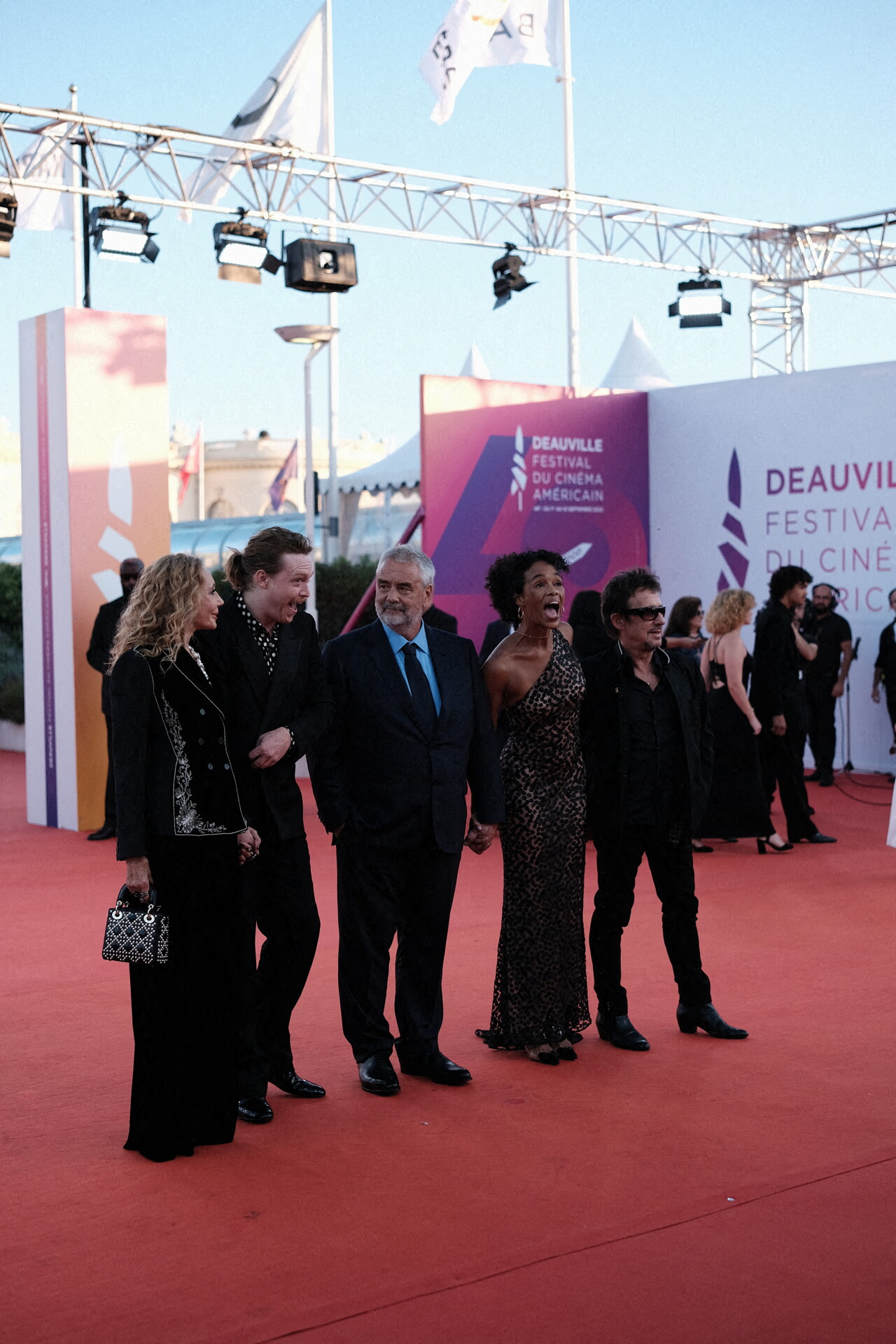 Luc Besson entouré de l'équipe du film Dogman.