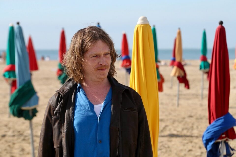 Caleb Landry-Jones sur la plage de Deauville.