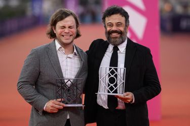 Le réalisateur américain Shane Atkinson (à gauche) pose avec le prix du public, le prix de la critique et le Grand Prix pour le film "Laroy" et le réalisateur iranien Babak Jalali pose avec le prix du jury pour son film "Fremont" lors de la cérémonie de clôture de la 49e édition du festival du film américain de Deauville, le 9 septembre 2023.