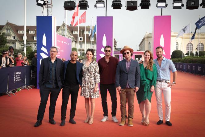 L’équipe du film « LaRoy » du réalisateur Shane Atkinson (troisième à droite) à Deauville, le 6 septembre.