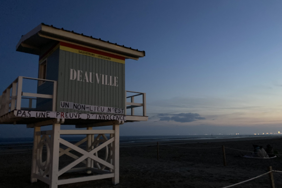 Dimanche 3 septembre 2023, des collages ont été réalisés à Deauville (Calvados) par le collectif Tapis Rouge Colère Noire, en réaction à l'invitation du cinéaste Luc Besson.