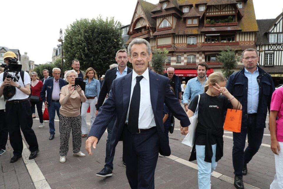 Nicolas Sarkozy est arrivé à pied tenant par la main sa fille Giulia.