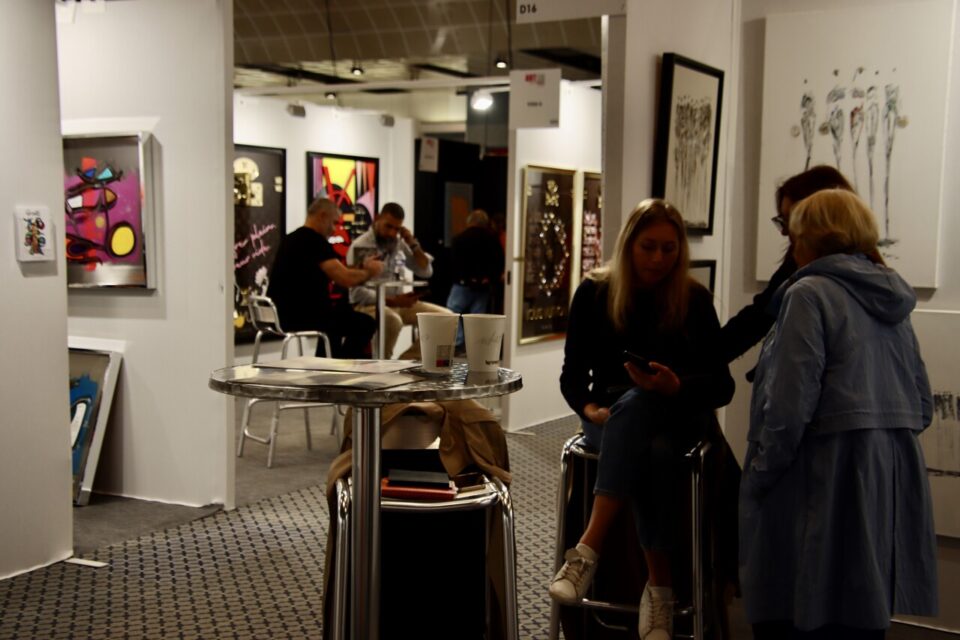 Le salon Art Shopping donne lieu a de belles discussions entre les artistes et le public