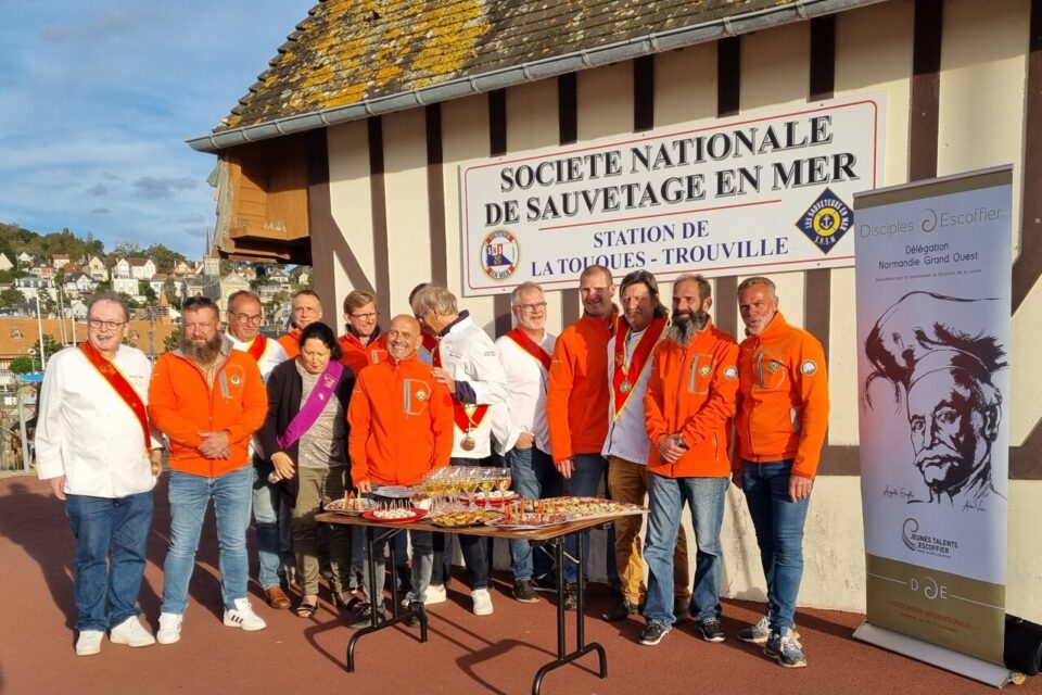 Les bénévoles des Disciples d'Escoffier et de la Station SNSM Touques-Trouville-Deauville