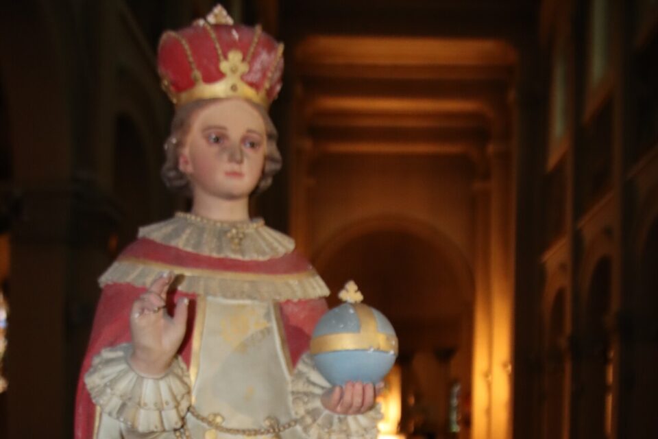 La statue de l'enfant Jésus de Prague a été descendue dans l'église Saint-Augustin de Deauville (Calvados).