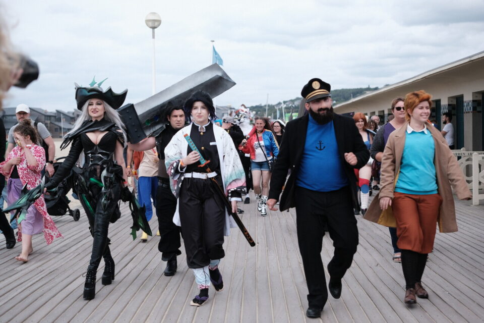 Des cosplayeurs sur les planches de Deauville.