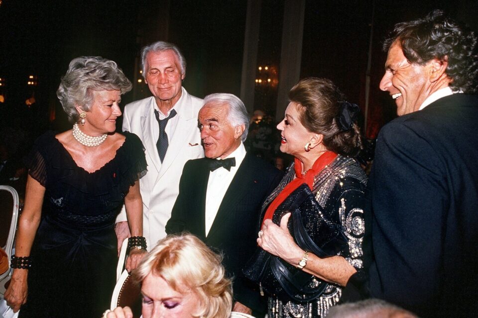 Esther Williams (et son mari) Jack Valenti, Jack Palance (de droite à gauche) viennent saluer Anne d’Ornano lors du diner d’ouverture de cette édition.