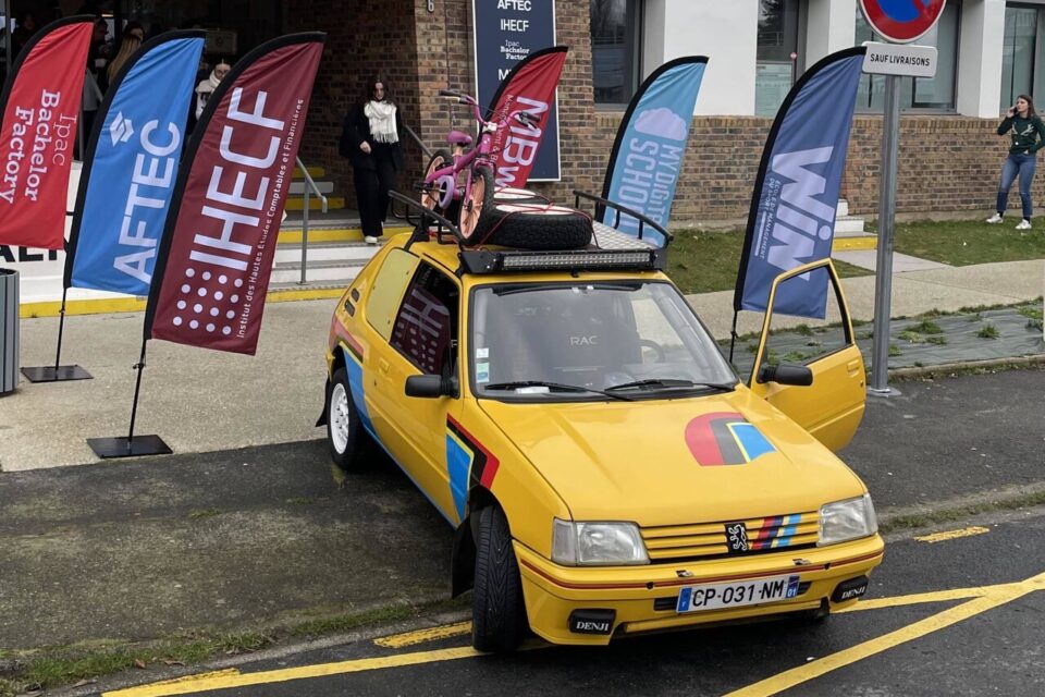 Le duo roulera à bord d'une 205 GTI de 1986.