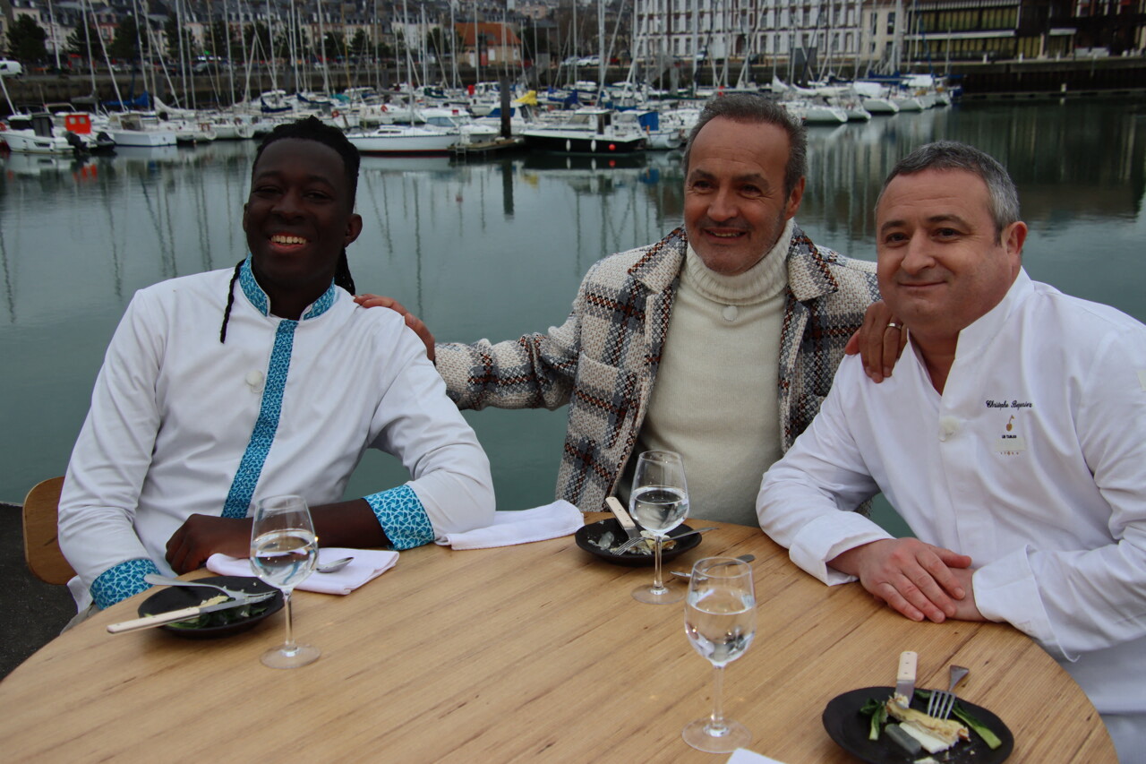 Le chef Mory Sacko en tournage sur le port de Deauville pour son émission « Cuisine ouverte