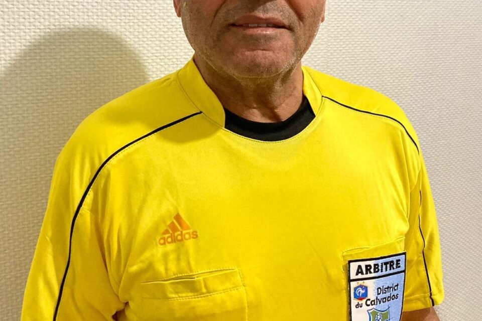 Azzedine Nefoussi en tenue d'arbitre.