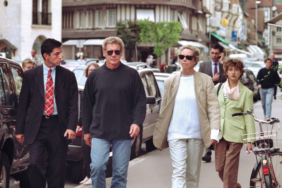 Harrison Ford et son épouse, la scénariste Melissa Mathieson, se promènent dans le centre-ville en « mode shopping ».