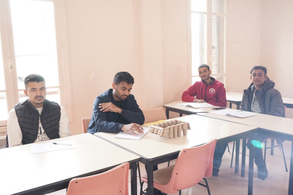 Des Bengladais et des Indiens participent au cours de français, à Deauville.