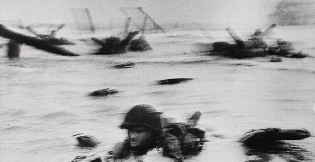 photo les troupes américaines débarquent sur la plage d’omaha beach, le jour-j, 6 juin 1944, normandie. 