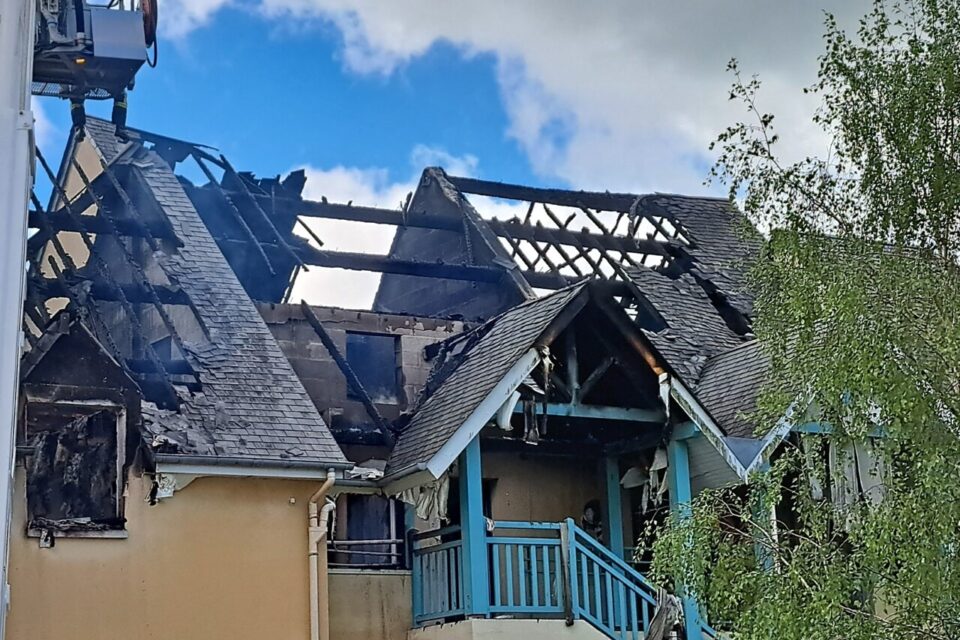 La toiture de l'immeuble de la résidence Parc Bel Horizon, à Touques, a été détruite par les flammes, ce vendredi 3 mai 2024. Les habitants doivent être relogés.