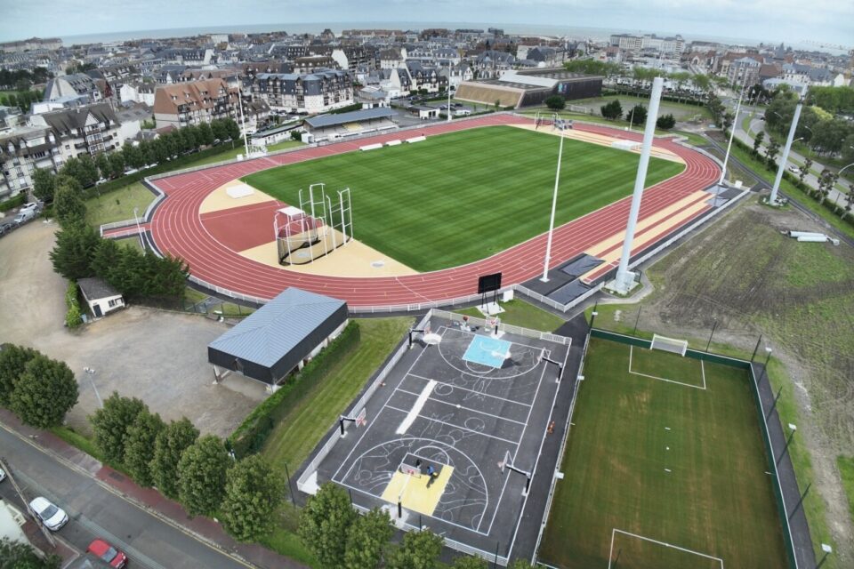 Après plusieurs mois de travaux, le stade du commandant Hébert a dévoilé ses nouveaux atours à Deauville, notamment une nouvelle piste d'athlétisme.