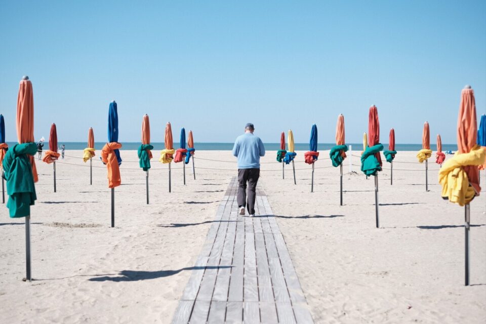 Les parasols ont retrouvé leur place sur la plage de Deauville, Ces symboles de Deauville annoncent le retour de la belle saison dans la station balnéaire normande.