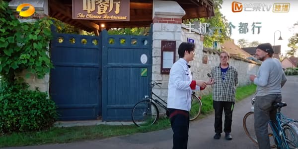 L'acteur Yin Zheng tentant d'attirer des clients dans le restaurant