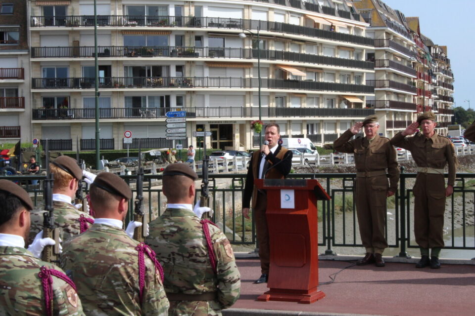 Stanny Leroy, chanteur lyrique belge installé à Tourgéville, a chanté la Marseillaise et la Brabançonne.