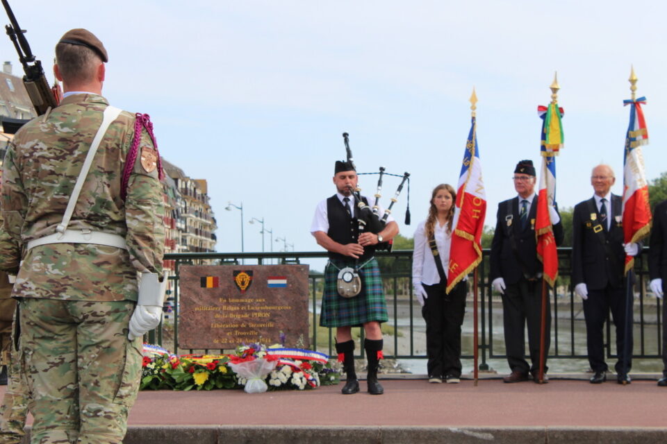 Un air de cornemuse a été entonné par Steve, sur le pont des Belges.